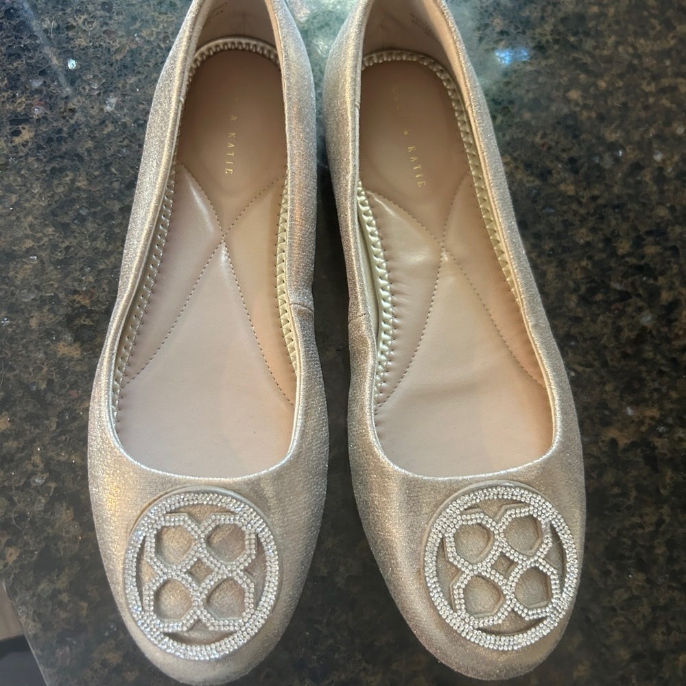 NEW Kelly & Katie Silver Flats NARROW FOOT